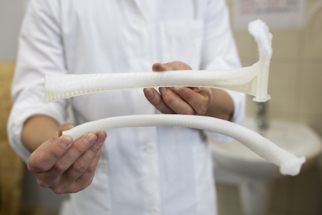 at the top - 3D printed rib with the support structures, at the bottom - 3D printed rib after removing the support structures