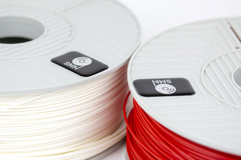 Dwie szpule filamentu z systemem Smart Material Manager